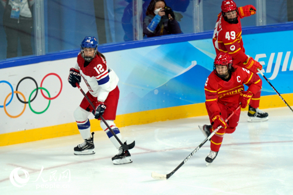 于柏巍(前右)在北京冬奧會女子冰球比賽中。人民網記者 胡雪蓉攝