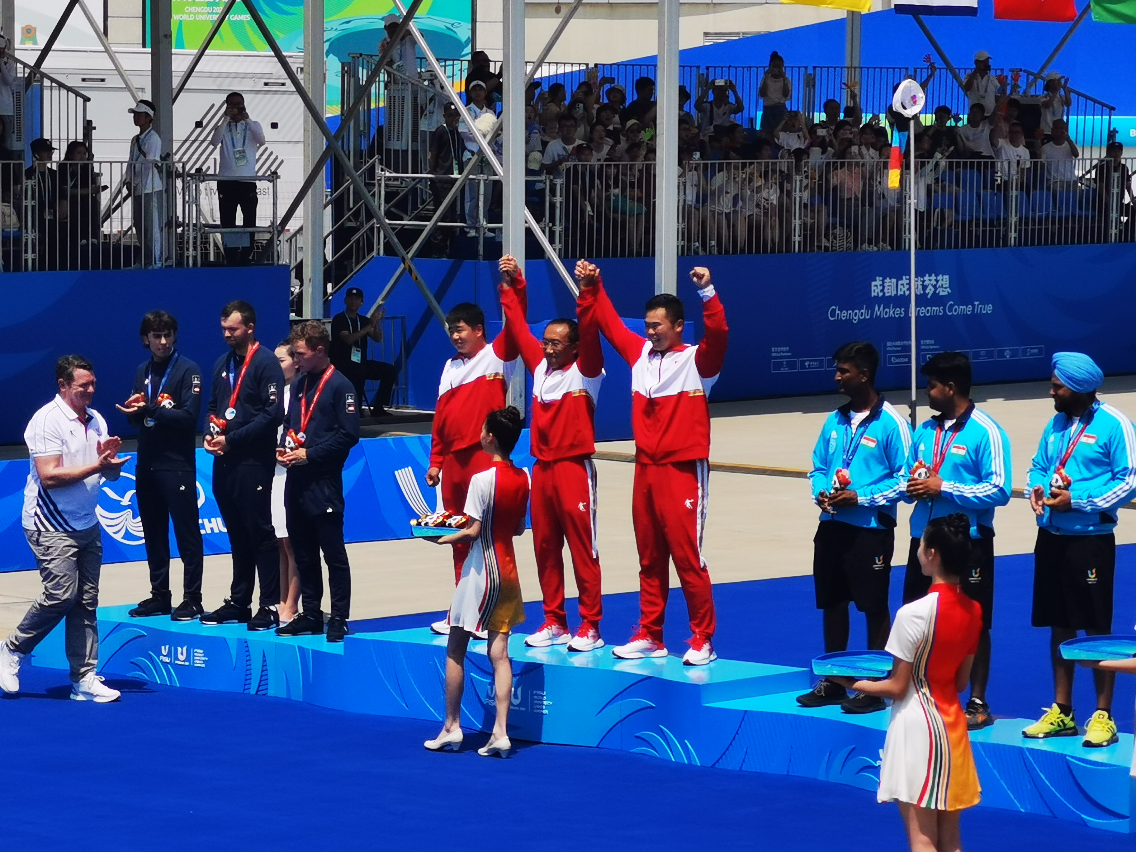 7月30日，在成都大運會男子復合弓團體頒獎儀式中，中國隊慶祝奪得冠軍。 人民網記者 楊磊攝
