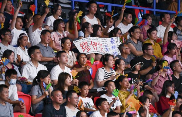 7月31日，观众在比赛中为中国队呐喊助威。当日，在成都举行的第31届世界大学生运动会排球女子预赛B组比赛中，中国队以3:0战胜阿根廷队。新华社记者 陈泽国 摄
