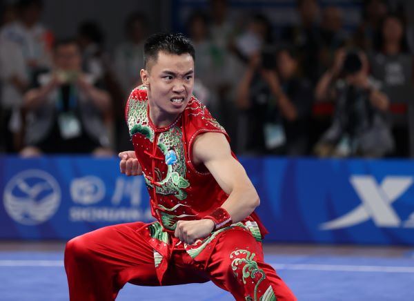 7月29日，曹茂园在比赛中，当日，在成都举行的第31届世界大学生夏季运动会武术项目男子南拳比赛，中国选手曹茂园以9.770分的成绩获得冠军。新华社记者 贾浩成 摄