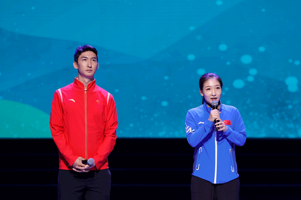 8月6日，奥运冠军武大靖（左）、刘诗雯来到活动现场，与大运选手们交流。新华社记者 沈伯韩摄