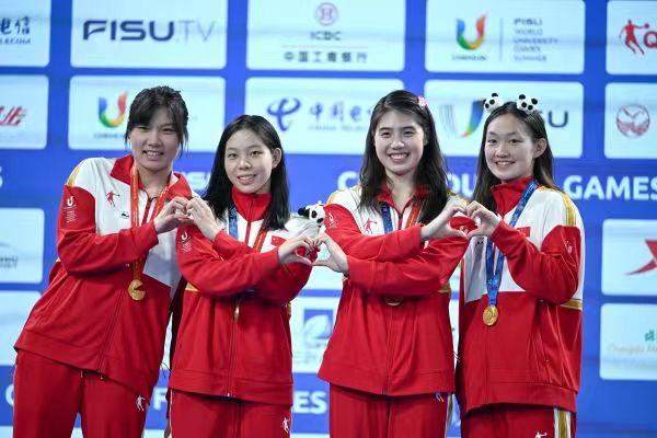 8月7日，柳雅欣、朱蕾桔、张雨霏、李冰洁（从左至右）在成都大运会游泳女子4x100米混合泳接力决赛颁奖仪式上。 新华社记者 张龙 摄