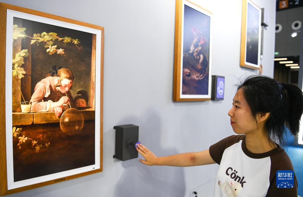 8月18日，参观者在数字文化馆体验与名画互动。新华社记者 邹竞一 摄