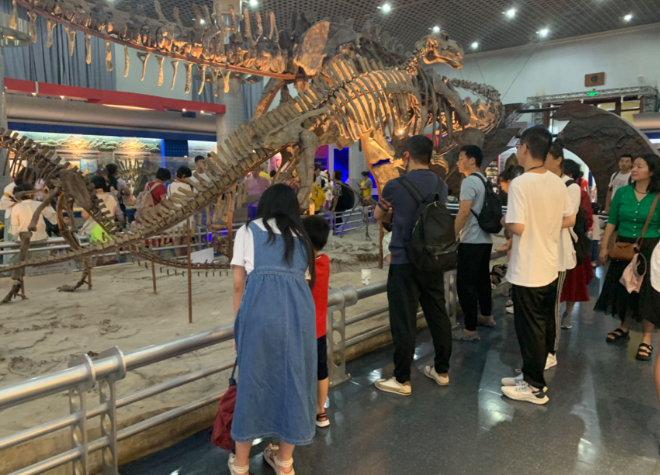 游客参观国家自然博物馆。人民网记者 刘颖颖摄