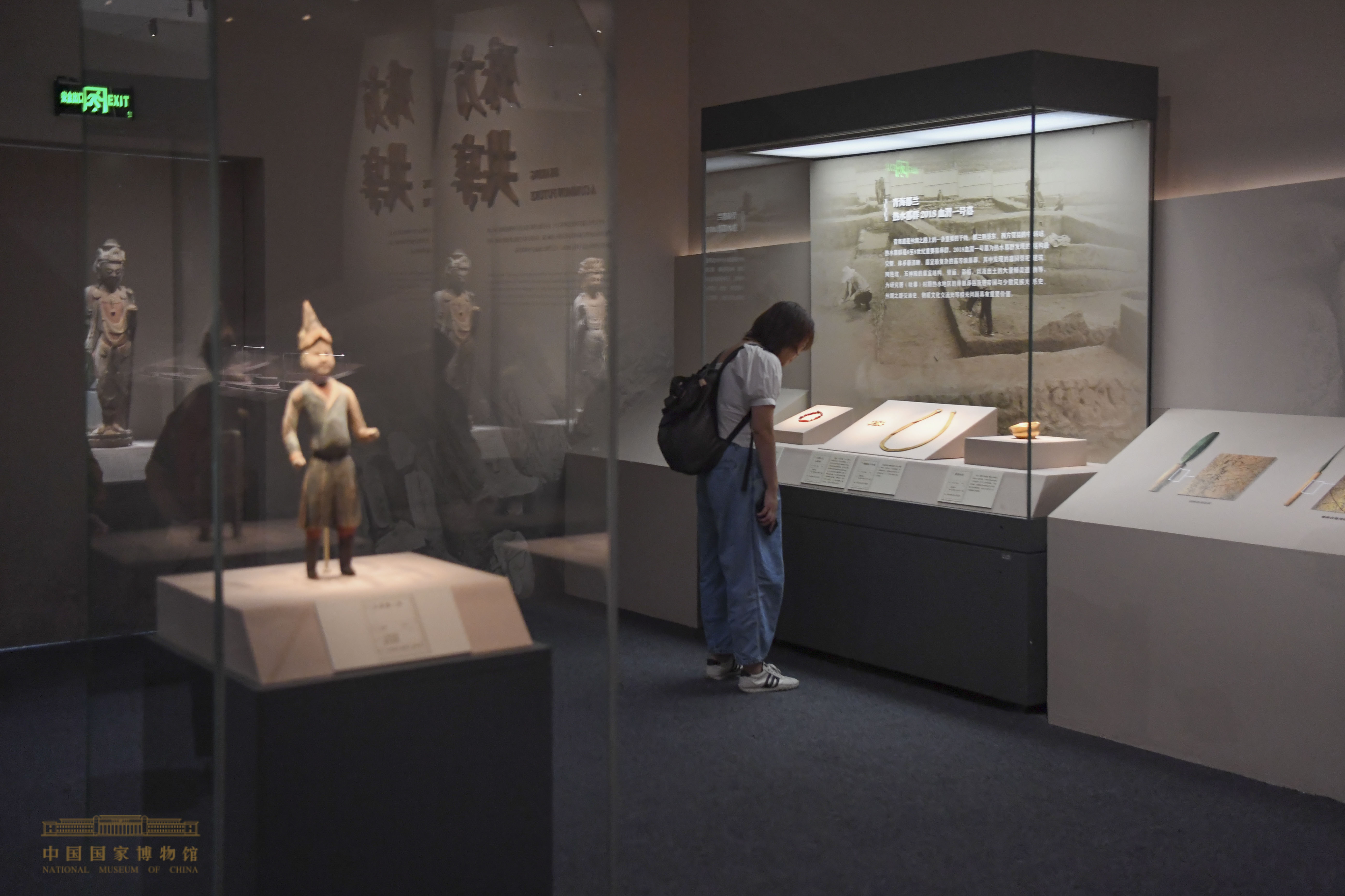 观众正在参观“鉴往知远——新时代考古成果展”。中国国家博物馆供图