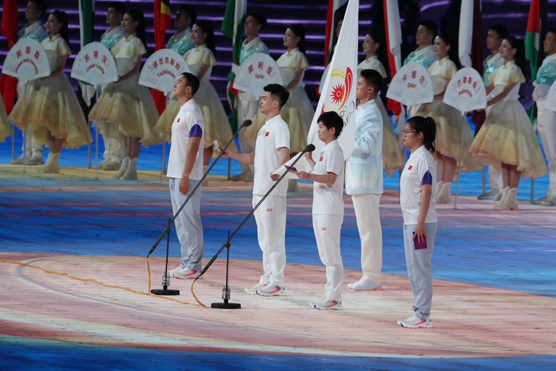 9月23日晚，第十九届亚洲运动会开幕式在浙江省杭州市隆重举行。这是运动员代表在开幕式上宣誓。人民网记者 李乃妍摄