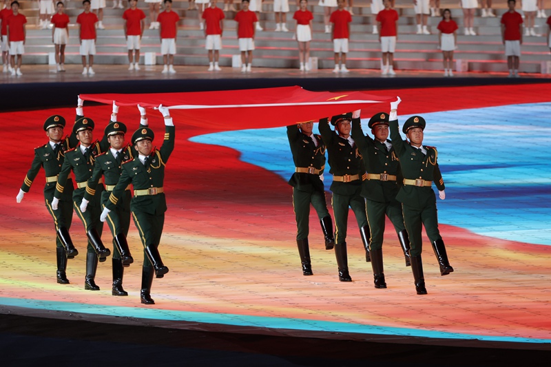 9月23日晚，第十九届亚洲运动会开幕式在浙江省杭州市隆重举行。这是中华人民共和国国旗入场。人民网记者 李乃妍摄