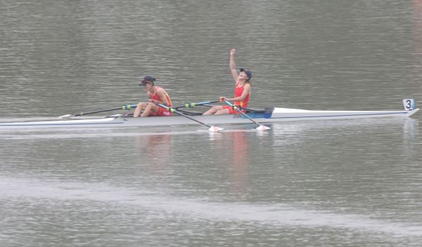 9月24日，邹佳琪/邱秀萍在杭州亚运会赛艇女子双人双桨决赛中获得冠军。图为中国选手庆祝胜利。 人民网记者 李乃妍摄