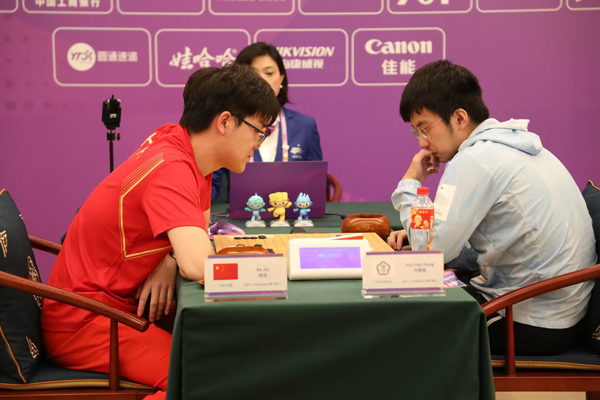 柯洁（左）与许皓�f在比赛中。人民网记者 李乃妍摄