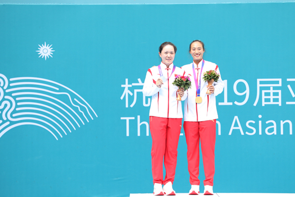 9月29日，郑钦文(右)和朱琳在颁奖仪式上合影。当日，在杭州亚运会网球女子单打决赛中，中国代表团选手郑钦文2:0战胜队友朱琳夺得冠军。人民网记者 李乃妍摄