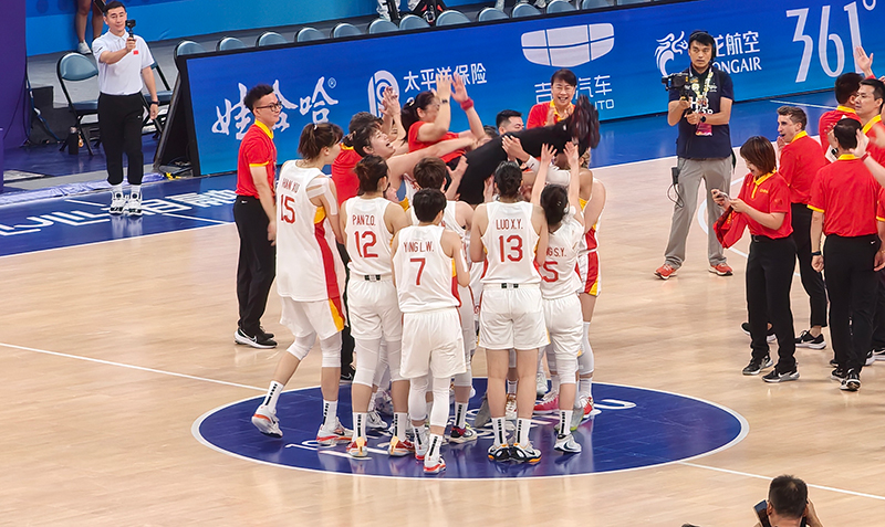 中国女篮队员将主教练郑薇抛向空中。人民网记者 杨磊摄