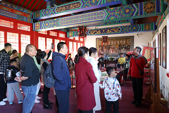 假期期间，游客在内蒙古兴安盟科右中旗图什业图亲王府景区驻足。白风光 摄