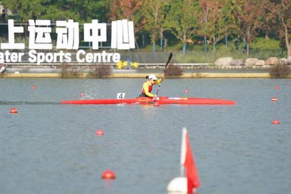 10月23日，杭州第4届亚残运会皮划艇女子KL1级比赛，中国队选手谢毛三在比赛中。人民网记者 李乃妍摄