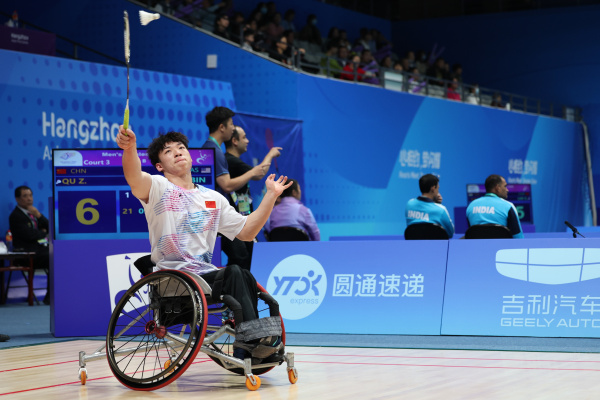 10月23日，杭州第4届亚残运会羽毛球男子单打WH1预赛举行。图为中国队选手屈子墨在比赛中。图片来源：杭州亚残组委会