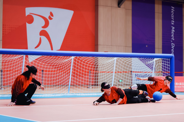10月23日，杭州第4届亚残运会盲人门球女子小组赛举行。图为中国队选手在比赛中。图片来源：杭州亚残组委会