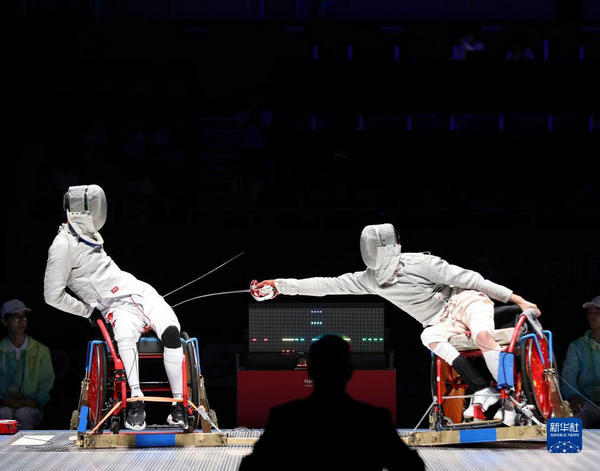 10月23日，杭州第4届亚残运会轮椅击剑项目男子佩剑个人A级决赛在杭州电子科技大学举行。图为中国队选手田建全（右）和成阳在决赛中。新华社记者 胡星宇摄