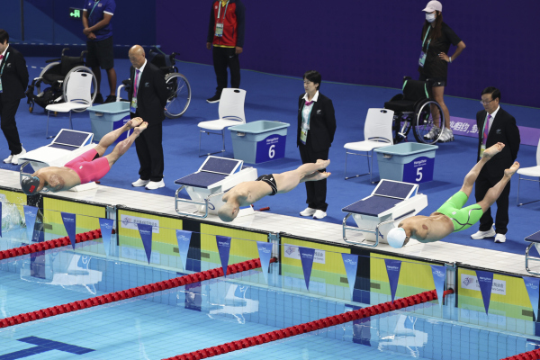 10月23日，杭州第4届亚残运会游泳男子50米自由泳-S5决赛举行。图为选手们在比赛中。图片来源：杭州亚残组委会