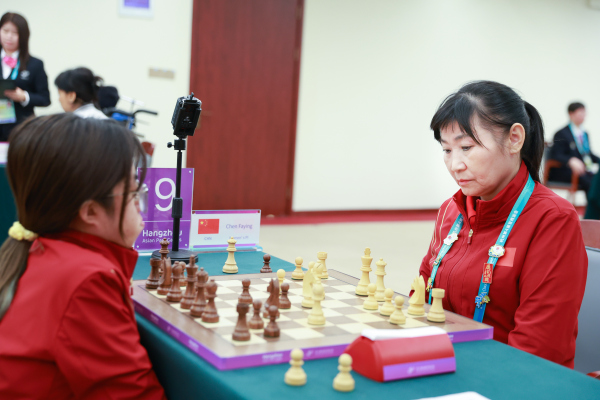 10月24日，杭州第4届亚残运会国际象棋常规赛女子个人赛PI级第四轮举行。图为中国队选手陈发英（右）、中国队选手张筱笛在比赛中。图片来源：杭州亚残组委