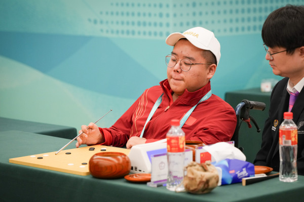 10月23日，杭州第4届亚残运会围棋男子个人赛第一轮举行。图为中国队选手谢海涛（左）在比赛中。图片来源：杭州亚残组委