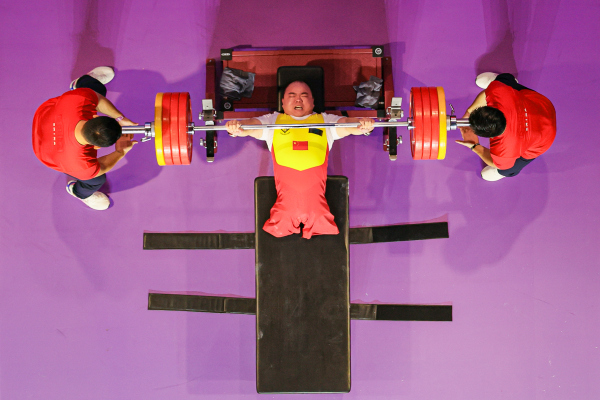 10月24日，杭州第4届亚残运会举重男子65公斤级A组举行。图为中国队选手邹益在比赛中。图片来源：杭州亚残组委
