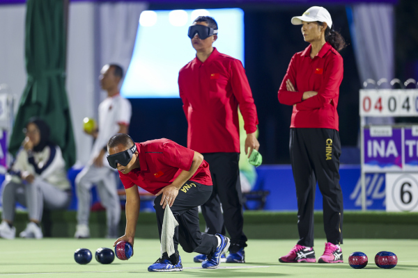 10月24日，杭州第4届亚残运会草地掷球男子个人B1半决赛第2场举行。图为选手们在比赛中。图片来源：杭州亚残组委