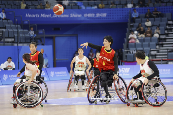 10月24日，杭州第4届亚残运会轮椅篮球女子预赛举行。图为选手们在比赛中。图片来源：杭州亚残组委