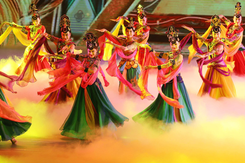 开场舞蹈《飞天彩虹》，以敦煌壁画中的飞天为造型，融入传统长绸舞技法，浪漫地展示了“一舞一飞天，一眼望千年”的敦煌盛景。