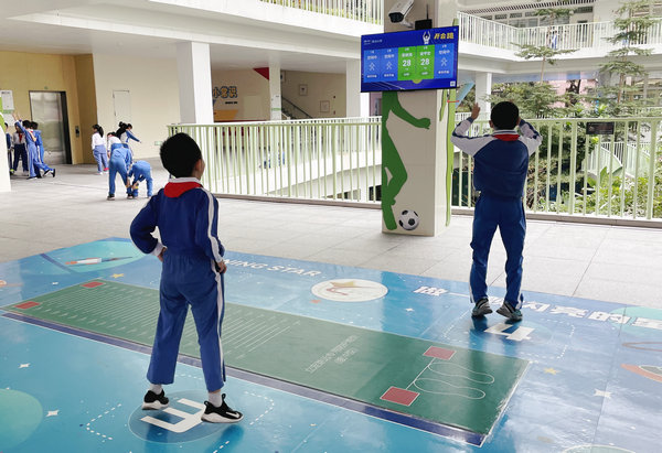 学生们行使AI机灵体育设置进行课间10分钟结合。 图片开头：福田区老师局
