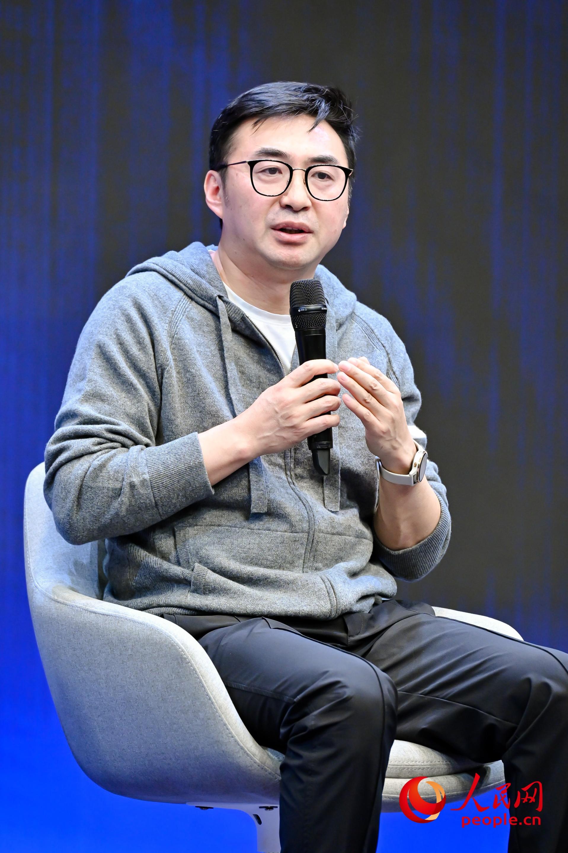  He is the co-founder and president of Light Chasing Animation, and the supervisor of Chang'an 30000 Miles.