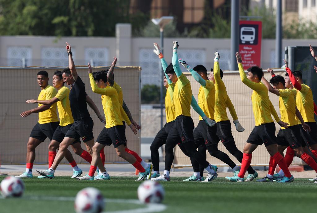 原天时刻1月11日，中国男足队员邪在卡塔我多哈停言亚洲杯赛前备战检讨。新华网忘者 丁汀摄
