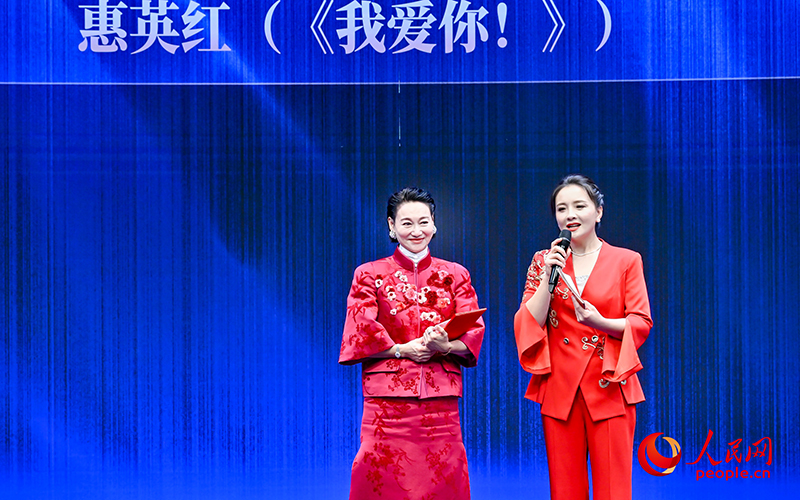 Hui Yinghong is interviewed by the host