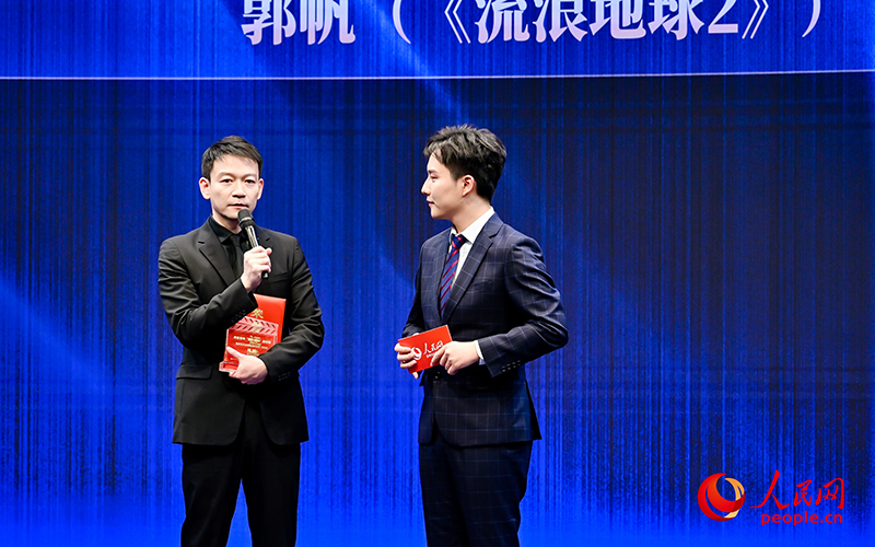  Guo Fan is interviewed by the host
