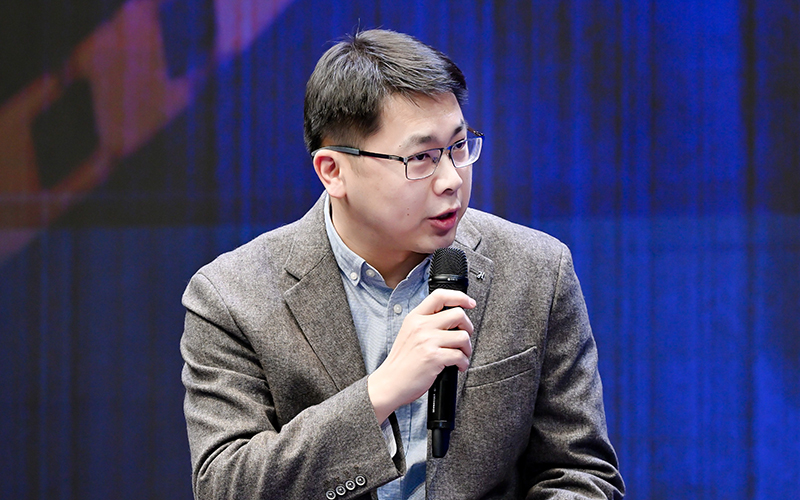  The host of the round table forum, Dong Yang, chief editor and senior editor of the Theory Review Office of the Ministry of Literature and Art of the People's Daily