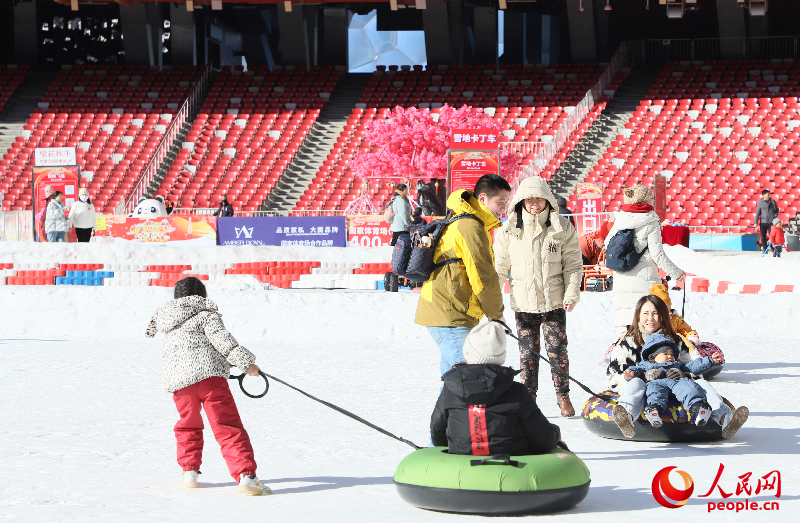 市民在国家体育场内尽享欢乐冰雪时光。人民网记者 李乃妍摄