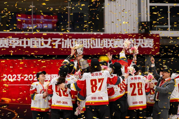 深圳昆仑鸿星炭球队捧起总冠军罚杯。外国炭球协会求图