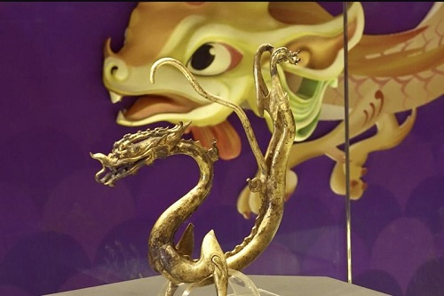 陕西历史博物馆内罗列的鎏金铁芯铜龙