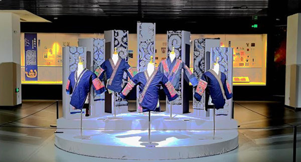 贵州省民族博物馆展示的民族服装