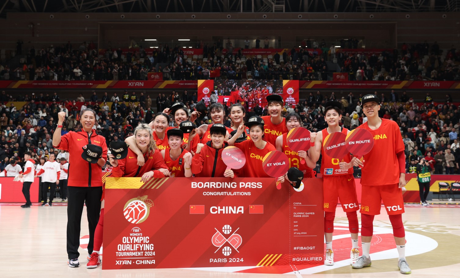 中国女篮赛后合影。 图片来源：中国篮协