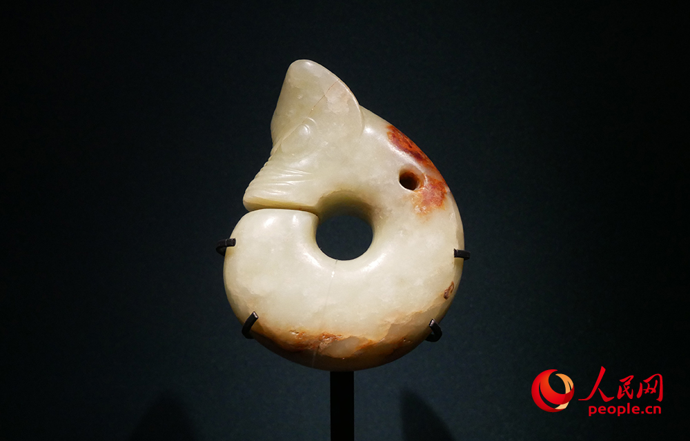 “玉润中华――中国玉器的万年史诗图卷”特展展出的玉猪龙。人民网记者 韦衍行摄
