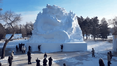 巨型龙年雪雕《龙腾福山》