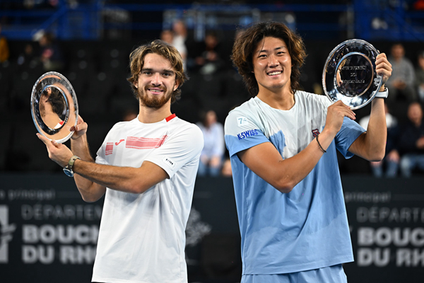 张之臻(右)与马哈奇夺得ATP250马赛站男双冠军。图片来源：ATP250马赛站官网
