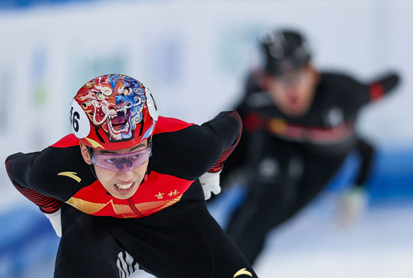2月18日，这也是辽宁队在短道速滑公开组比赛中收获的首枚金牌，新华社记者 黄伟 摄