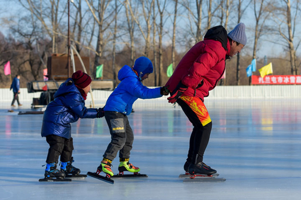 市民在扎兰屯市一处冰场体验滑冰。 新华社记者 李志鹏 摄