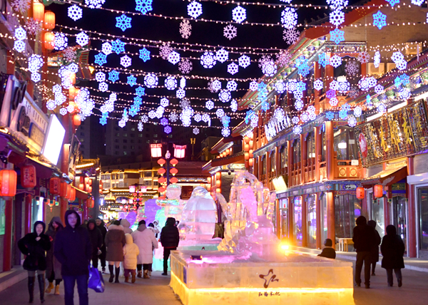 2月14日，呼伦贝尔古城冰灯展蛊惑了繁密市民和旅客参不雅。“十四冬”组委会供图