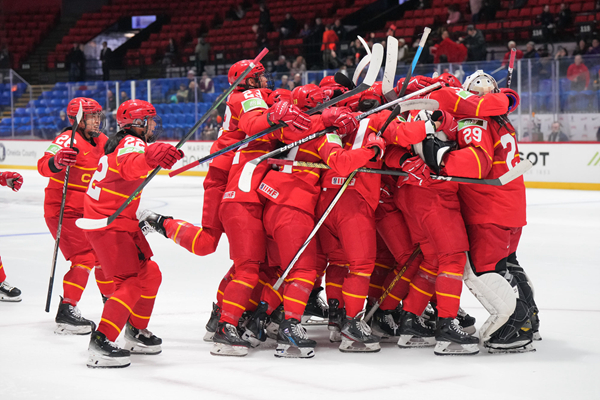 中国队庆祝比赛胜利	。图片来源：国际冰联