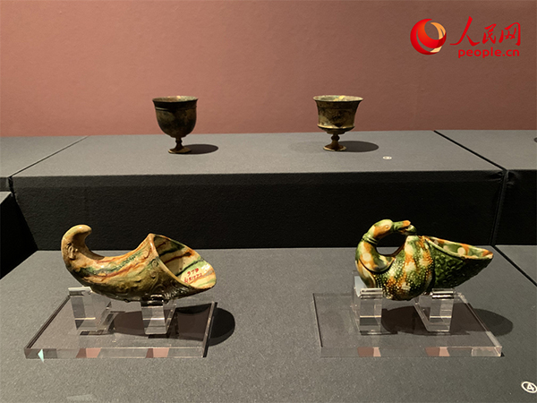 “历史之遇——中国与西亚古代文明交流展”展出的三彩鸭式杯。人民网记者 韦衍行摄