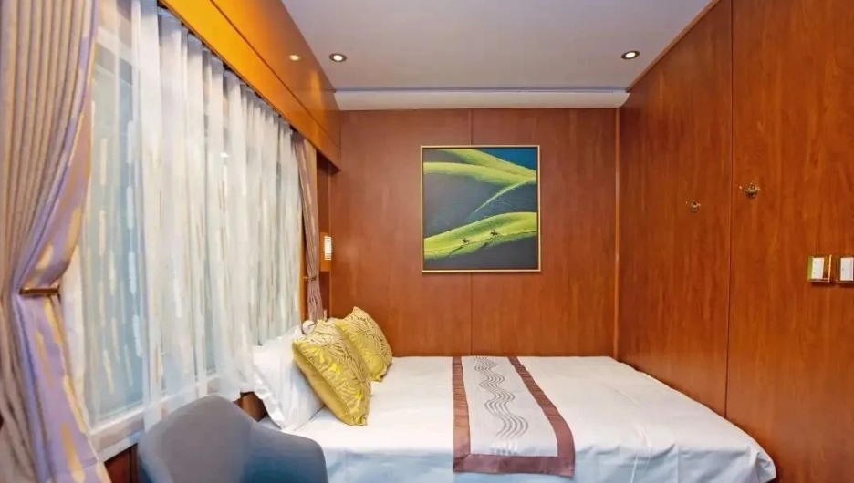 旅游专列上的大床房�。格库铁路新疆段环绕塔克拉玛干沙漠一周	，中国铁路乌鲁木齐局供图</p><p style=