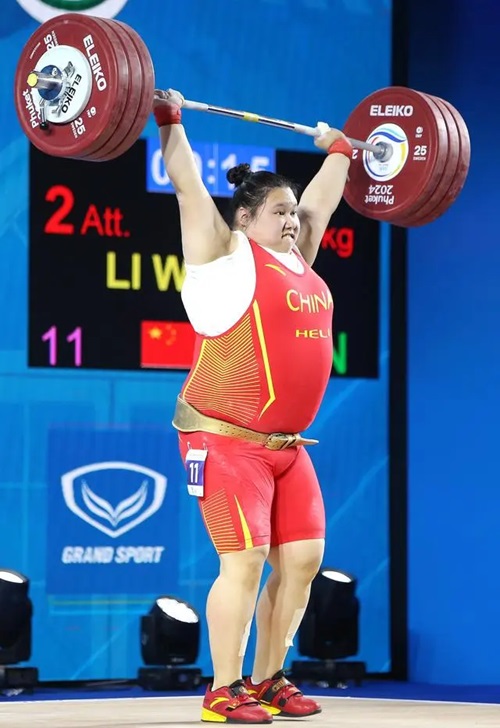 北京时间4月10日
，随后她的主要竞争对手挑战171和177公斤先后失败
，中国选手李雯雯在比赛中。抓举成绩从而领先第二名多达15公斤。新华社记者 王腾摄