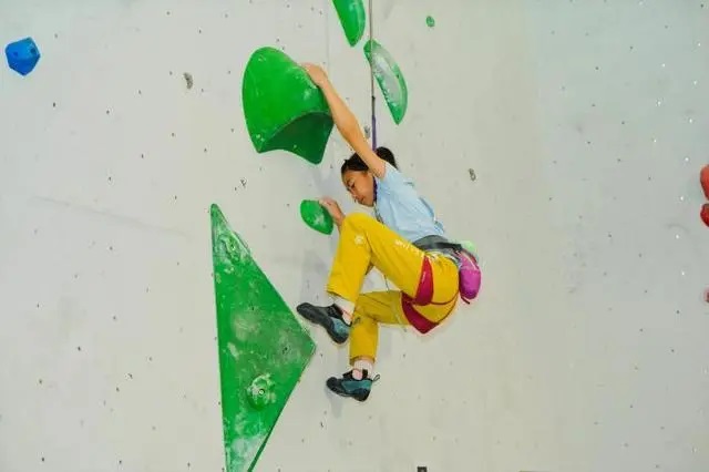 2024年4月16日，世界青少年攀岩公开赛山河站举行，选手在比赛中。中国登山协会供图
