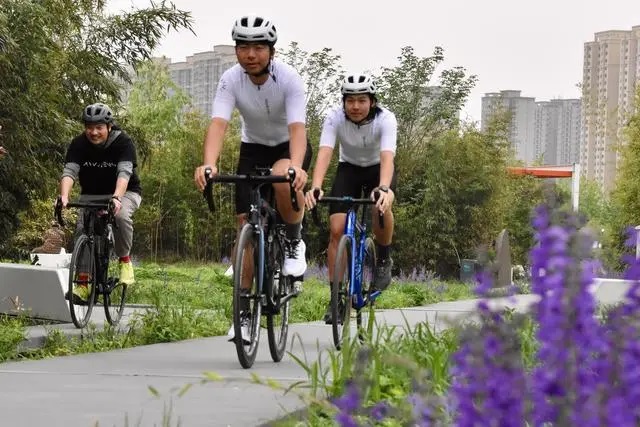 2024年4月上旬，一支骑行队伍在西安雁南公园骑行。 新华社记者 郑昕摄